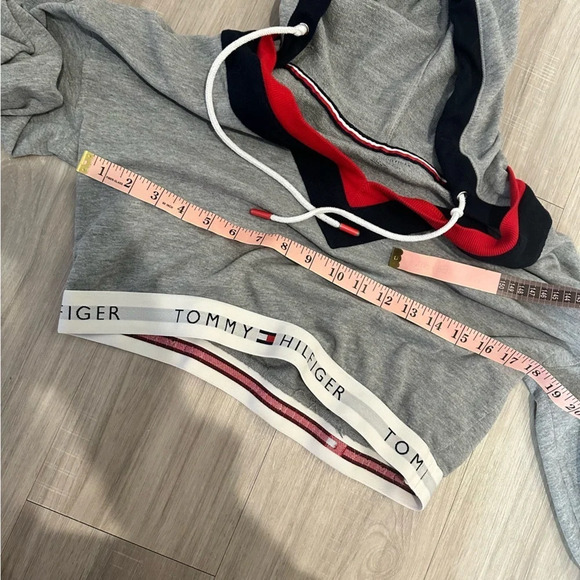 Tommy Hilfiger gray cropped hoodie size medium - Picture 7 of 10